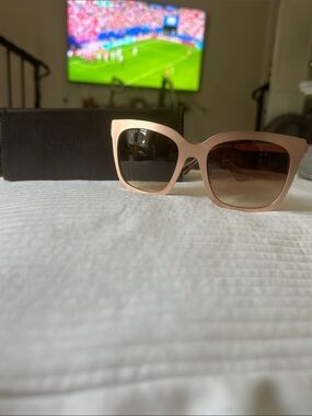 Diff Eyewear,  Laura Akins x Diff , “Ella” Rose  Gold 🌹 Sunglasses 🕶️